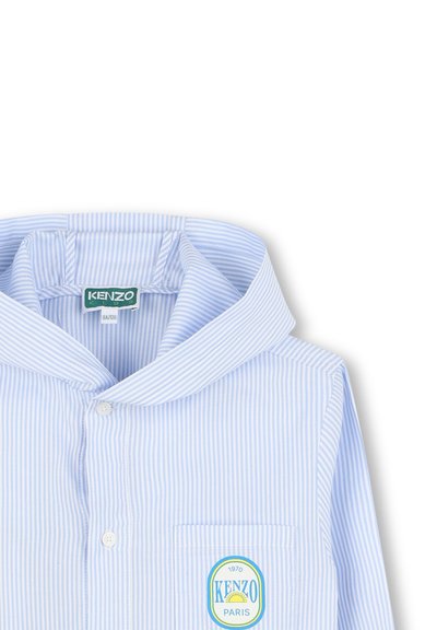Chemise KENZO à rayures bleues et blanches avec capuche, dotée d'une fermeture à boutons à l'avant et d'un patch logo rond sur la poche gauche.
