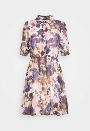 Robe fleurie avec un col, des manches courtes, une taille élastique et un mélange de tons violets, bruns et pêches dans un tissu transparent.