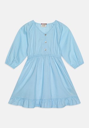 Robe bleu clair avec manches trois-quarts, encolure ronde, trois boutons sur la poitrine, taille froncée et ourlet à volants.