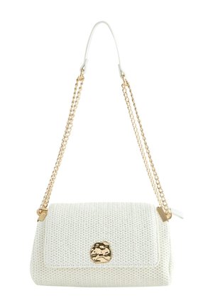 Hvid tekstureret håndtaske med guldkæde-strop og uregelmæssig guldlås på frontklappen, vist mod en hvid baggrund.