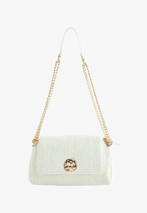 Fehér, texturált kézitáska arany láncpánttal és szabálytalan arany csattal az elülső hajtókán, fehér háttér előtt bemutatva.