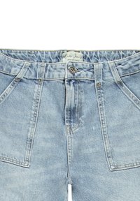 Lichtblauwe denim jeans met een hoge taille, gerimpelde tailleband, ritssluiting en twee voorzakken. Het label met "Cozy Jeans" is zichtbaar.