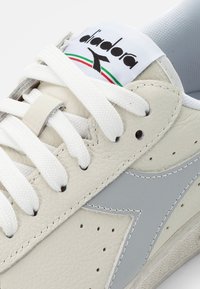 Diadora GAME WAXED UNISEX - Sapatilhas - white/glacier gray