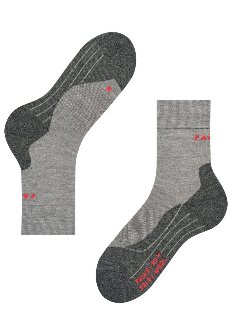 Calcetines grises con un talón y puntera reforzados en un tono más oscuro. Presentan canalé horizontal y letras rojas que indican la talla y la marca en el lateral.
