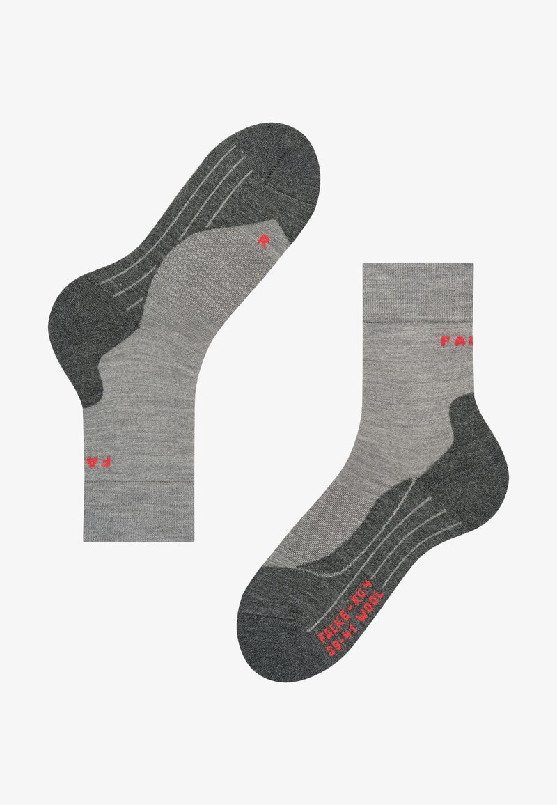 Calcetines grises con un talón y puntera reforzados en un tono más oscuro. Presentan canalé horizontal y letras rojas que indican la talla y la marca en el lateral.