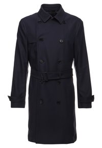 Granatowy prochowiec wykonany z gładkiej tkaniny, z dwurzędowymi guzikami, paskiem w talii oraz paskami na mankietach.