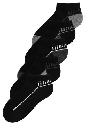 Ensemble de chaussettes noires à la cheville comprenant différentes nuances de noir et de gris. Chaque chaussette présente un motif rayé et des accents blancs sur le côté.