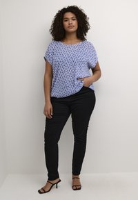 Kaffe Curve AMI STANLEY - Pluus - blue white graphic
