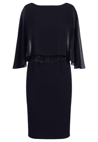 Schwarzes Kleid mit fließendem, transparentem Capé-Überwurf, Spitzenverzierungen an der Taille und einem taillierten Rock. Glatte Textur und elegante Silhouette.
