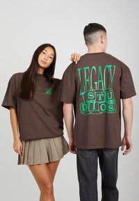 LEGACY STUDIOS UNISEX - T-shirts med print - brown