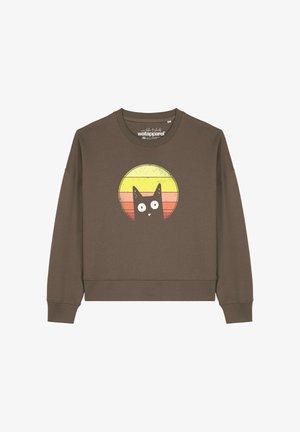 Sweatshirt marron avec un graphique rond représentant un chat noir sur un dégradé de coucher de soleil jaune, rose et orange. Matière douce, coupe décontractée.