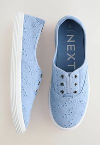 Svijetloplavi slip-on cipele sa cvjetnim vezom, bijelim gumeni potplat i metalnim očicama. Mekana tkanina s teksturiranim završetkom.
