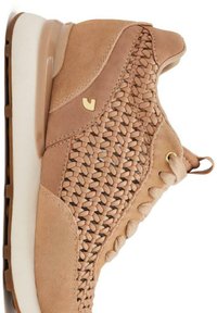 Sneaker beige con texture intrecciata e dettagli in suede liscia. Presenta un design con lacci, colletto imbottito e una suola in gomma bianca con trazione nera.