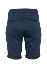 Bermuda blu navy su misura realizzata in tessuto liscio, con risvolti, vita piatta e due tasche posteriori.