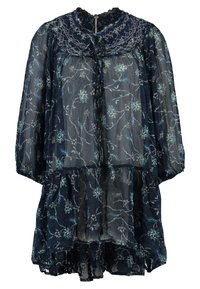 Námořnické modré květinové šaty vyrobené z průhledné tkaniny, s volánkovým lemem a nařaseným výstřihem s propracovaným prošíváním a zavazováním.