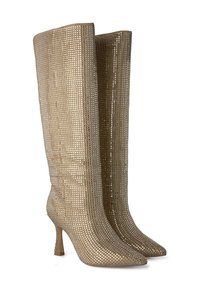 Stivali alti fino al ginocchio realizzati in rete metallica dorata, con punta appuntita e tacco stiletto sottile. Il design presenta un distintivo motivo perforato.