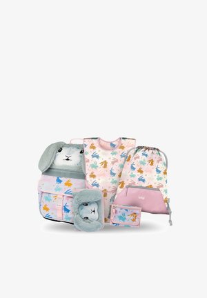 Kinder-Rucksack, Lätzchen, Kordelzugbeutel, Geldbörse und plüschiges Federmäppchen, alle mit mehrfarbigen Hasenmuster auf pastellrosa Hintergrund.