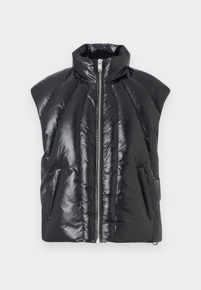 Μαύρο γυαλιστερό αμάνικο μπουφάν με επένδυση, ψηλό γιακά, φερμουάρ μπροστά και διαγώνιες πλαϊνές τσέπες σε απλό φόντο.