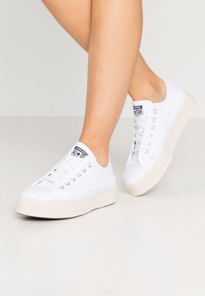 Sneakers platform bianchi in tela con suole a corda texturizzate, dotati di occhielli, lacci e etichetta del marchio in argento.