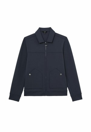 Granatowa kurtka zapinana na zamek z ostrym kołnierzem, dwoma przednimi kieszeniami z patkami zapinanymi na zatrzaski oraz długimi rękawami.