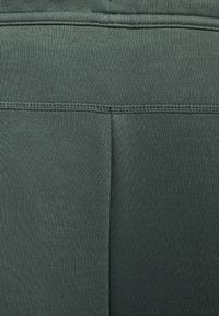 Nike Sportswear SPORTSWEAR TECH FLEECE - Tracksuit bottoms - vintage green