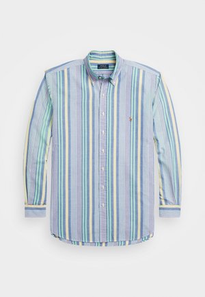 Herrenlangarmhemd mit Knopfleiste, versehen mit vertikalen Streifen in Blau, Grün, Beige und Weiß und einem kleinen gestickten Logo auf der Brust.