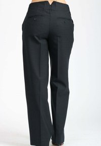 Pantaloni neri a gamba larga con una vestibilità su misura. Presentano tasche posteriori con bottoni e una texture di tessuto morbida, adatta per abbigliamento formale.