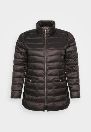 Veste rembourrée noire avec un col haut, fermeture éclair et deux poches avant. Présente une texture brillante et un motif de couture horizontal.