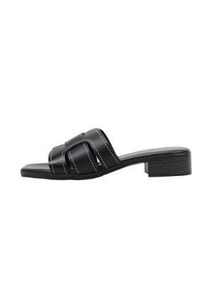 Sandalia negra tipo slide con punta abierta, tiras de cuero cosidas y tacón bajo de bloque.