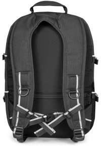 Schwarzer Stoffrucksack mit gepolsterten Schulterriemen, reflektierenden Akzenten, verstellbaren Riemen und einem Obergriff. Mit Reißverschlusstasche auf der Rückseite.