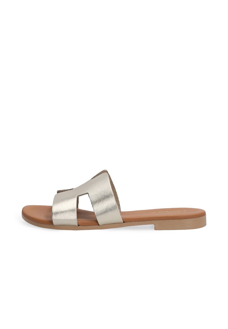 Metalisk sølv slide sandal med udskæringdesign, flad tan sål og glat tekstur. Enkel, åbentået stil uden dekorationer.