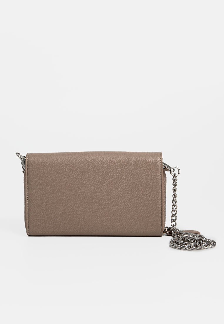 Bolso de mano de cuero texturizado beige con forma rectangular, correa de cadena plateada y un diseño minimalista.