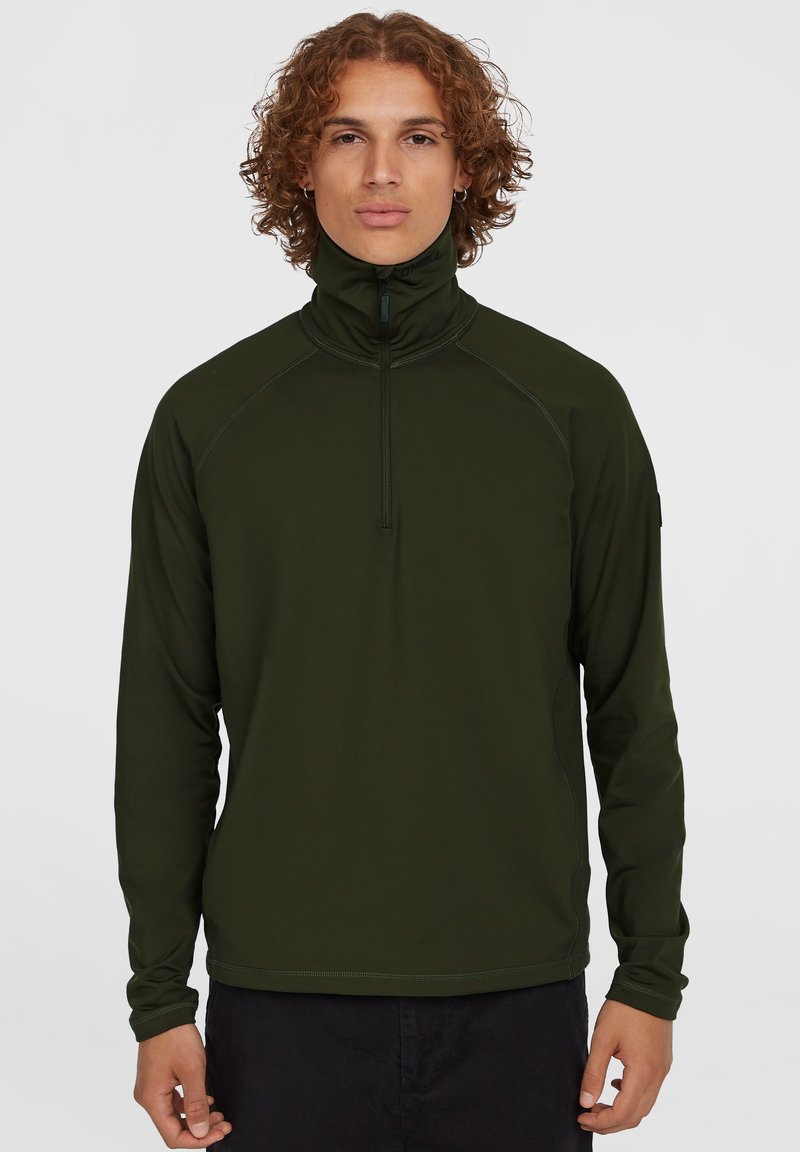 Pullover lungo verde scuro con maniche lunghe, colletto alto e chiusura a metà zip, con cuciture in contrasto. Presenta un design aderente e una trama morbida.