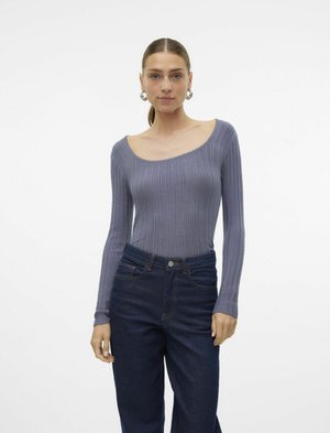 Haut à manches longues en ribbed de couleur mauve clair ; décolleté en scoop. Associé à un jean taille haute bleu foncé avec cinq poches et une fermeture à bouton.