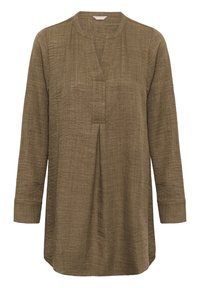 Blusa de manga larga color verde oliva, hecha de una tela texturizada, con escote en V y un detalle de pliegues en la parte delantera.