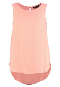 Bezramenná blouse v lehké korálově růžové barvě s kulatým výstřihem, průstřihovou zadní částí s uzavíráním na knoflík a zakřiveným lemem s průhlednou spodní vrstvou.