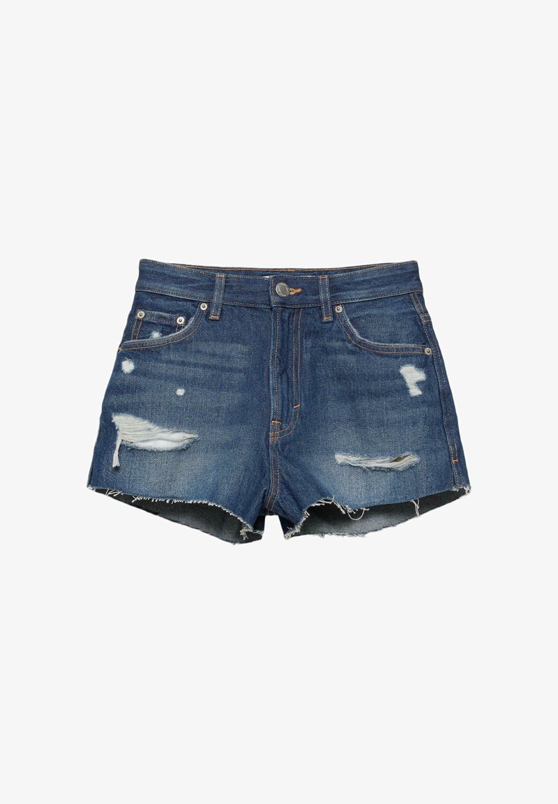 Kék farmer rövidnadrág rojtos szegélyekkel és kopott szakadt részekkel az elülső zsebeknél és a lábakon, gombos és cipzáras záródással.