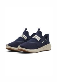 Scarpe sportive blu navy con un design testurizzato, fasce elastiche sulla parte mediana del piede e una suola in gomma di colore chiaro. Leggere e flessibili.