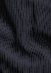 Tessuto a coste navy con linee verticali, caratterizzato da una superficie morbida e testurizzata e una leggera elasticità. Adatto per varie applicazioni tessili.