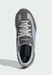 Šedá a modrá sportovní bota s kombinací semišových a síťovaných materiálů, s polstrovanou stélkou Cloudfoam a gumovou podešví.