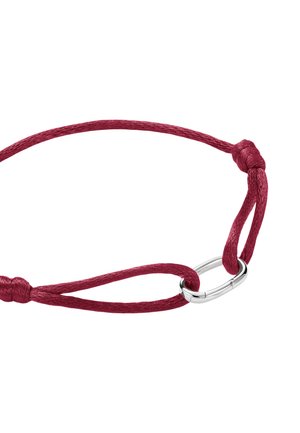 Verstellbares bordeauxrotes Kordelarmband mit kleinem ovalem silbernen Verschluss, auf weißem Hintergrund mit einfachen Knoten gebunden.