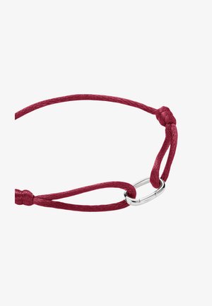 Verstellbares bordeauxrotes Kordelarmband mit kleinem ovalem silbernen Verschluss, auf weißem Hintergrund mit einfachen Knoten gebunden.