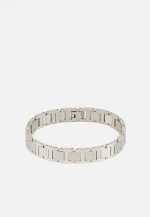 Zilveren metalen armband met in elkaar grijpende rechthoekige schakels, afgewerkt met een gladde, gepolijste laag en een veilig sluitmechanisme.