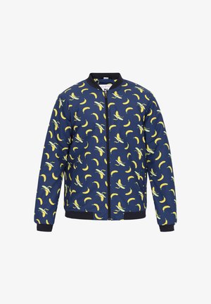 Marine bomberjack met een herhalend bananenpatroon, gemaakt van gladde stof, met een ritssluiting aan de voorkant en zwarte ribgebreide manchetten en zoom.