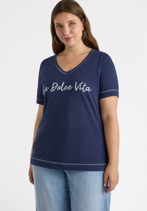 Navyblaues V-Ausschnitt-T-Shirt mit "La Dolce Vita" in Weiß bedruckt. Kurze Ärmel und kontrastierende Nähte am Ausschnitt und Saum. Weicher Stoff.