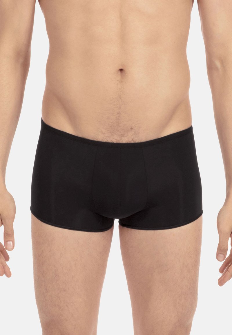 Zwarte boxershorts van gladde stof, met een snug fit, elastische tailleband en minimale stikdetails.