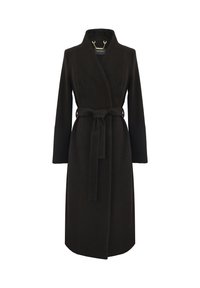 Długi czarny płaszcz z paskiem w talii, z zaokrąglonym kołnierzem, długimi rękawami i złotym łańcuszkiem wewnątrz kołnierza.