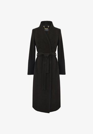 Długi czarny płaszcz z paskiem w talii, z zaokrąglonym kołnierzem, długimi rękawami i złotym łańcuszkiem wewnątrz kołnierza.