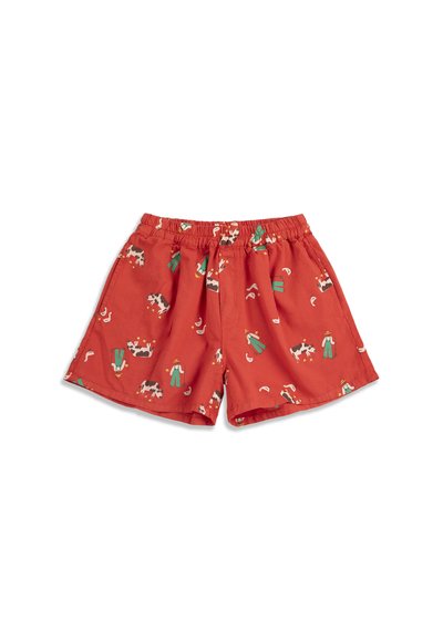 Pantaloncini rossi con vita elasticizzata, decorati con stampe di mucche, contadini e cosce di pollo.