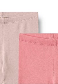 Roze en lichtroze leggings gemaakt van een textuurstof met ribbelstructuur en elastische taillebanden. Elke paar heeft nette stiksels langs de randen.